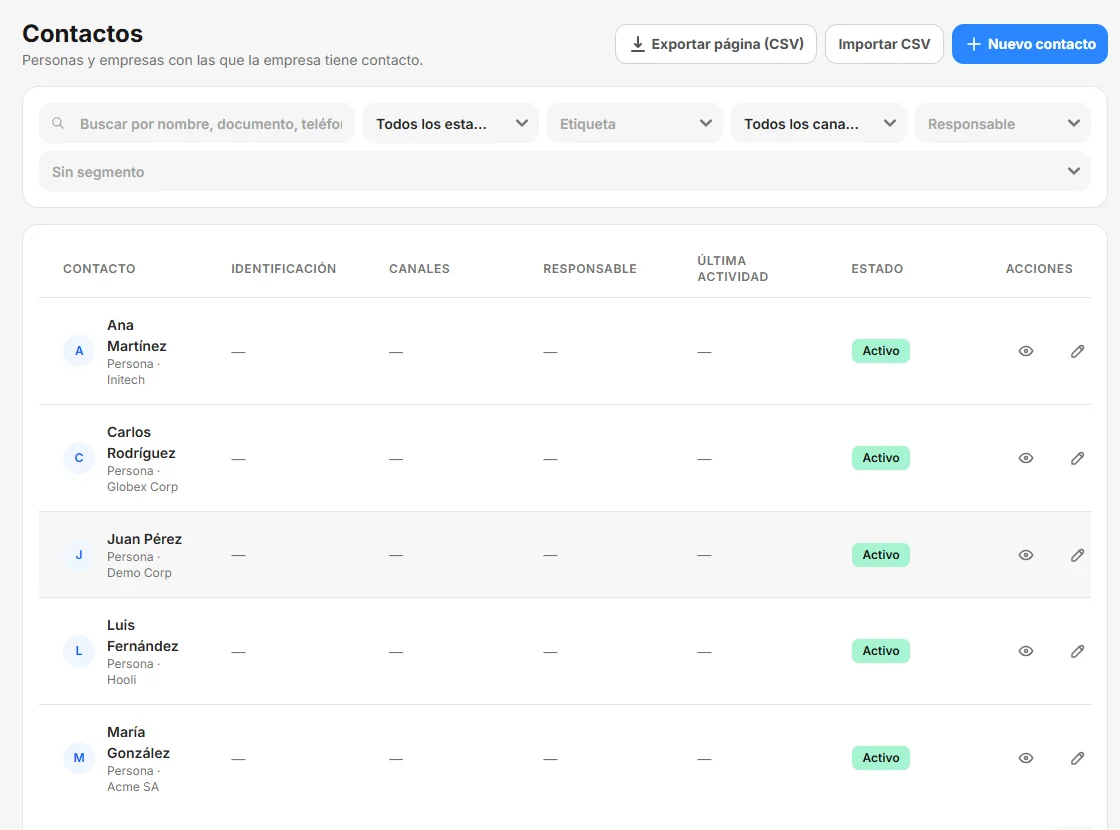 Omni CRM: listado de contactos de una empresa ficticia con filtros por estado, etiqueta, responsable y segmento, y botones para exportar e importar CSV